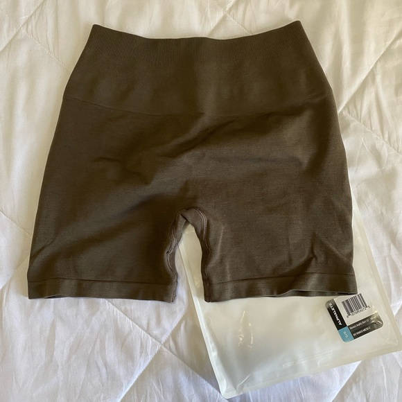 NEW Alphalete Mocha 4.5 Shorts - Picture 2 of 4